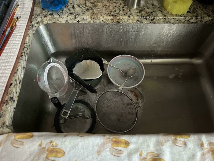 He Made a Bowl of Oatmeal With a Sink Full of Dishes