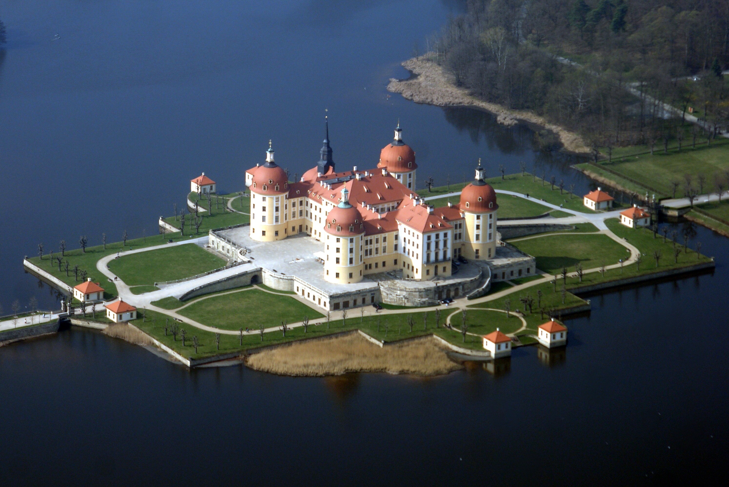 30 Most Beautiful Castles That Still Exist - Kate Knows
