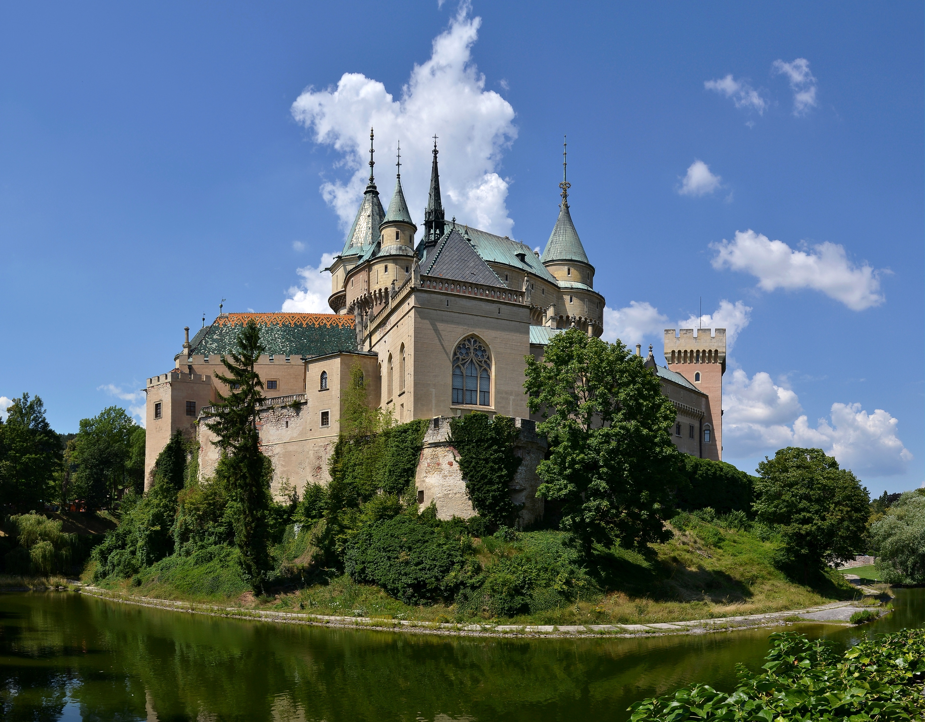 30 Most Beautiful Castles That Still Exist - Kate Knows
